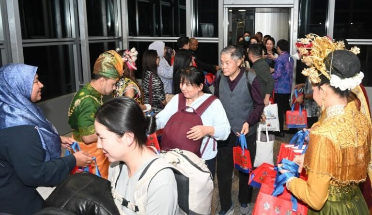 Tourism Malaysia welcomes inaugural Shanghai Airlines flight from Yuncheng