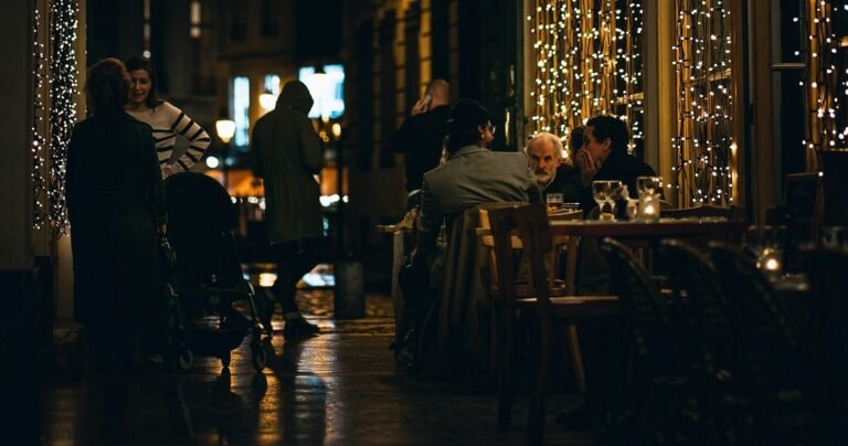 6 Lively Paris Restaurants: Where to Go For a Festive Night Out