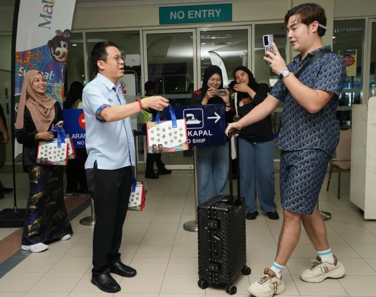 Tourism Malaysia welcomes MV Piano Land as it sails into Port Klang
